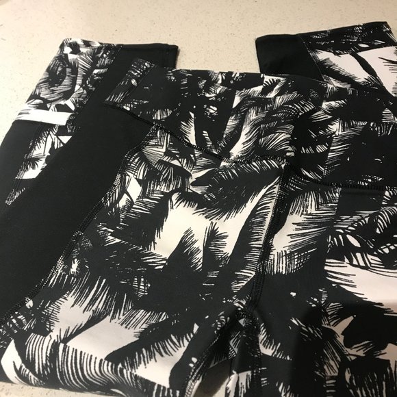 Fabletics Black and White Palm Tree Capris Size M - Picture 5 of 8